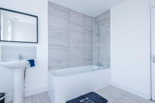 Special Rate For Bookings More Than 7 Nights, Warm Spacious Contractor House Near Liverpool City Centre Sleeps 8 Kitchen & Dining Room, Washing Machine المظهر الخارجي الصورة